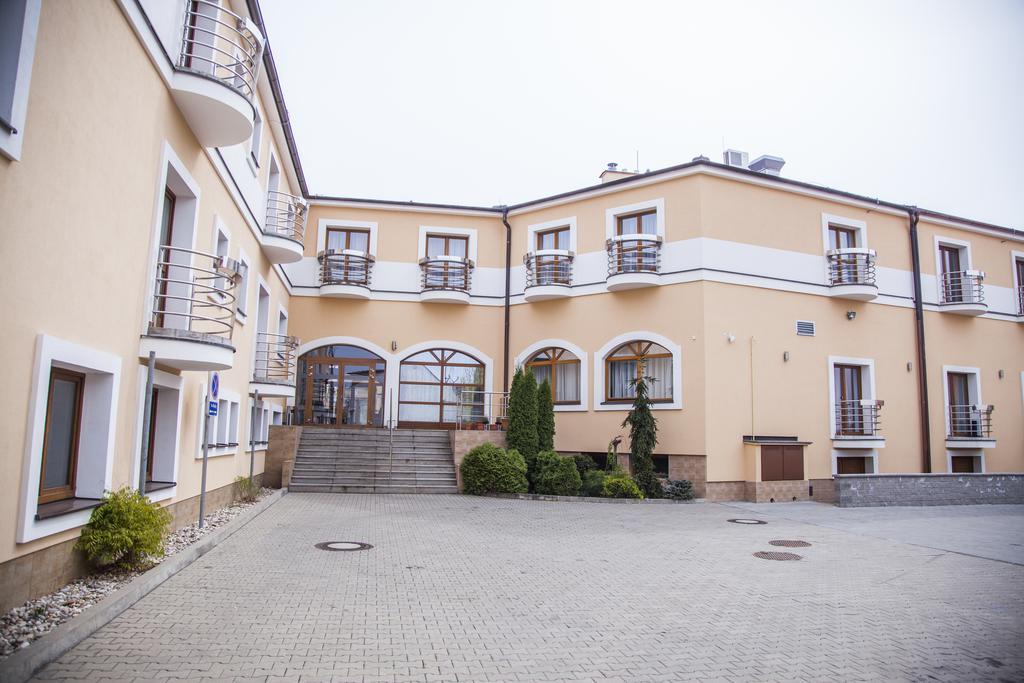 Hotel Eminent Злате-Моравце Экстерьер фото